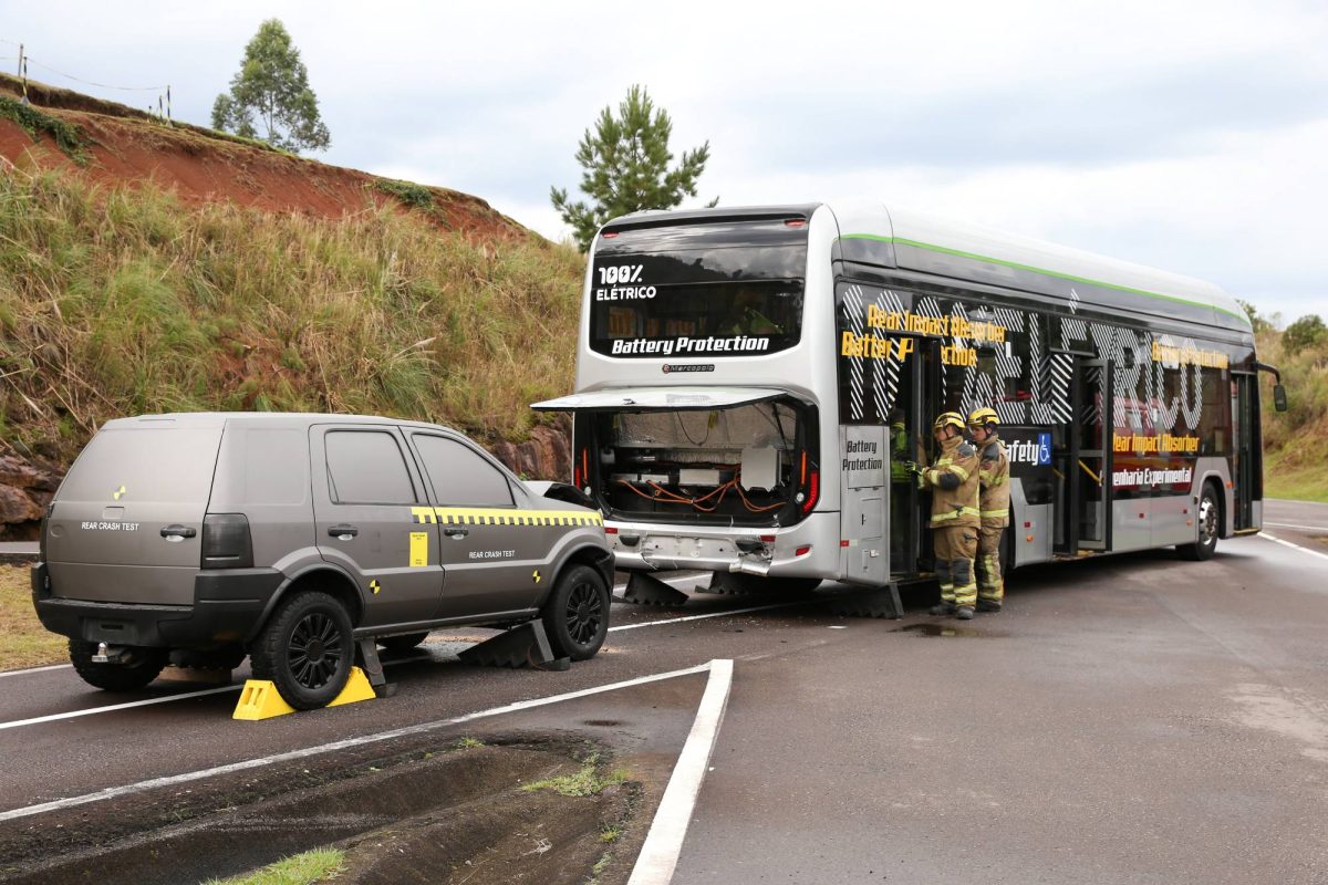 Marcopolo realiza primeiro crash test traseiro de ônibus elétrico do Brasil