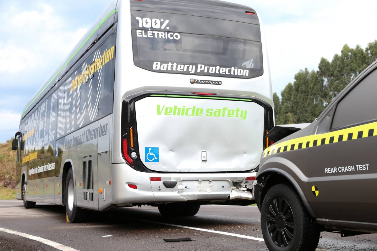 Marcopolo realiza primeiro crash test traseiro de ônibus elétrico do Brasil