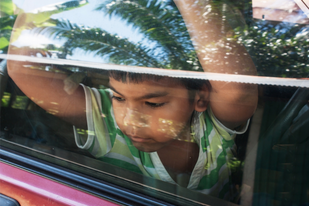 Pais devem evitar que criança fique sozinha em carros de aplicativo - Foto: reprodução/internet