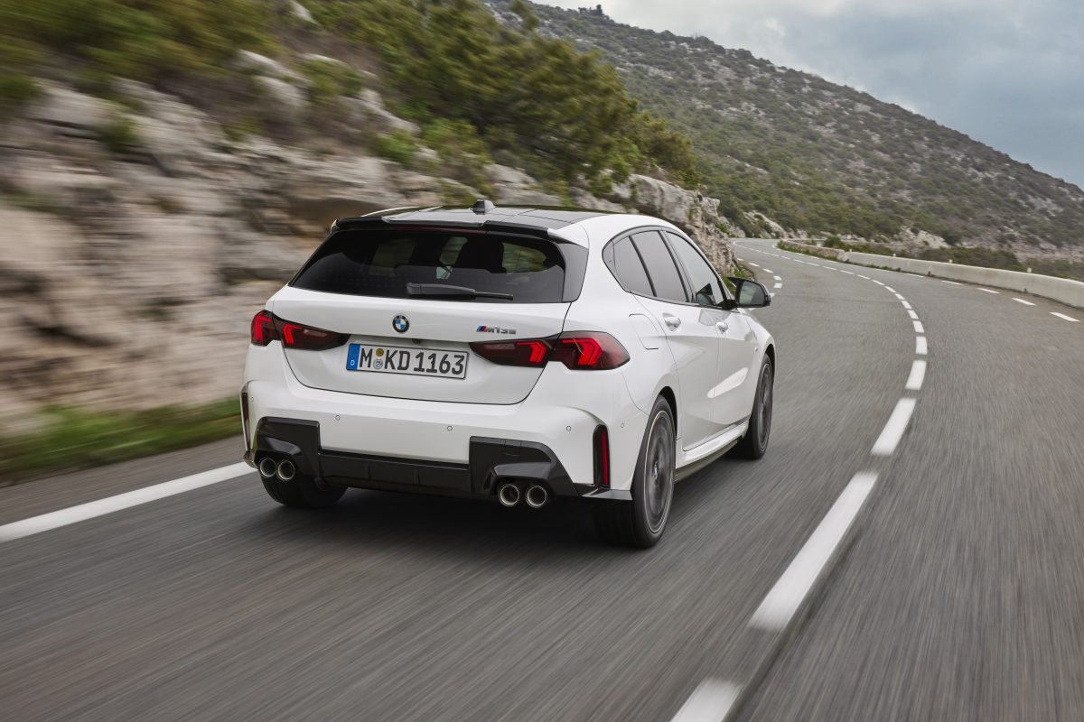 4ª geração do BMW Série 1 agora conta com sistema híbrido;  veja novidades