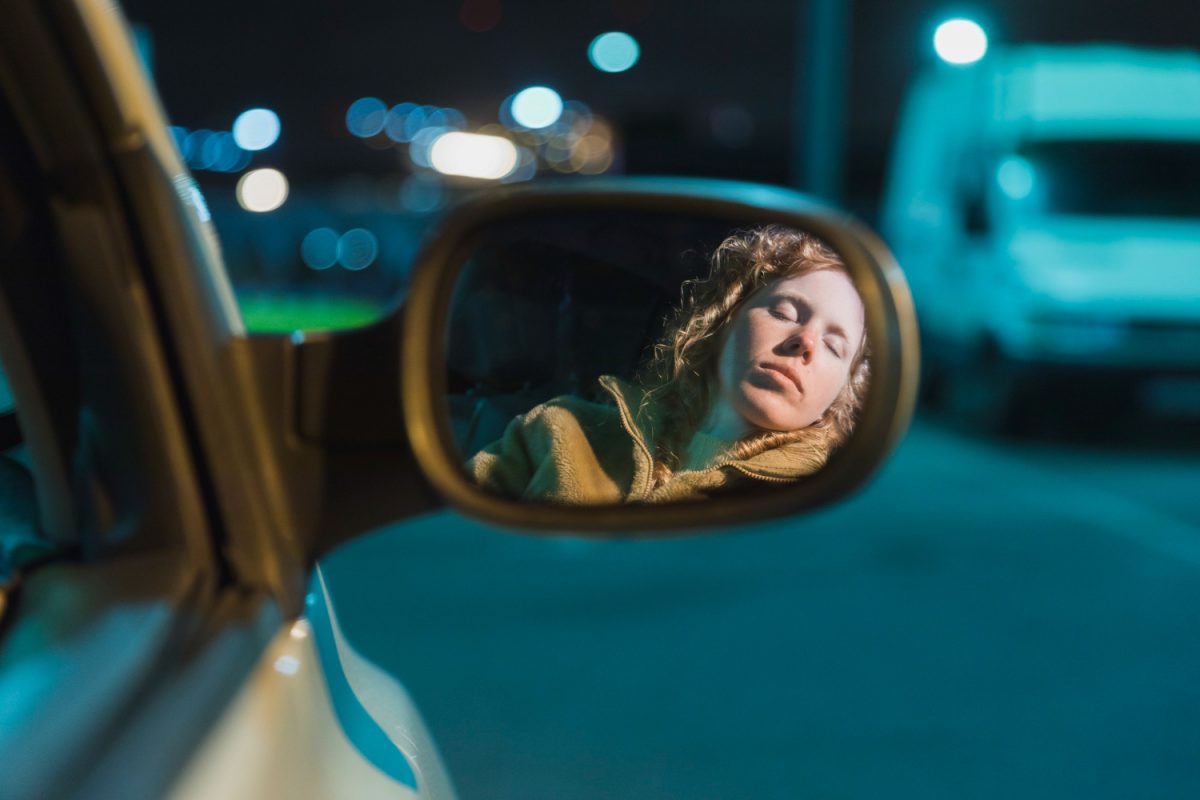 Dormir no carro? Só para passageiros, sonolência é a terceira maior causa de acidentes de trânsito - Foto: Freepik