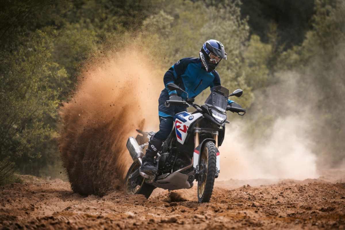 Novas BMW F 800 GS, F 900 GS e F 900 GS Adventure chegam com 10 cv a mais de potência para dar um baque na concorrência