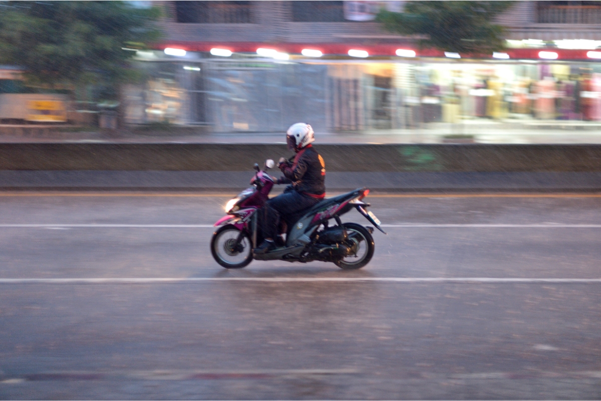 Qual a melhor roupa para andar de moto na chuva?