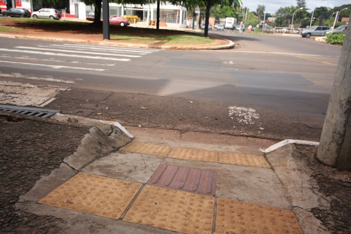 Estar em meio-fio rebaixado pode render multa gravíssima ao motorista