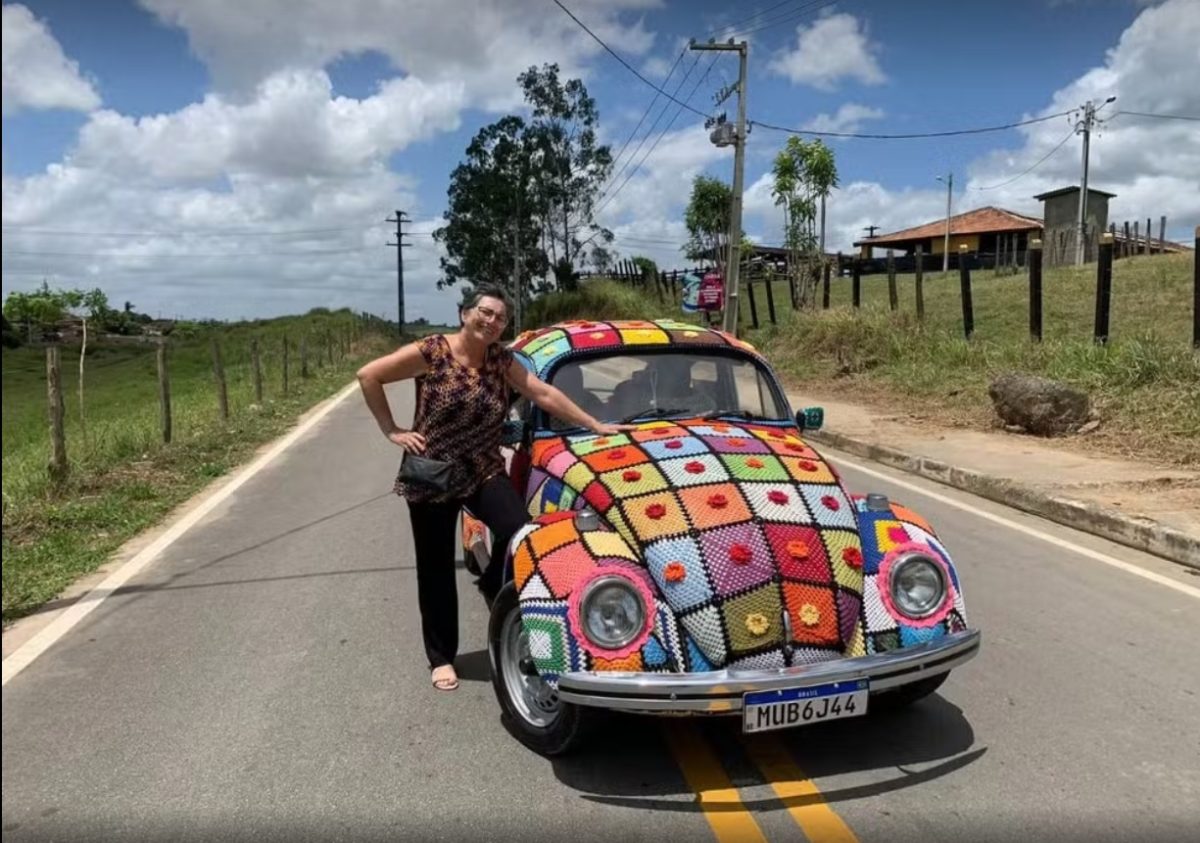 Fusca "de crochê" vira atração em exposição em SP