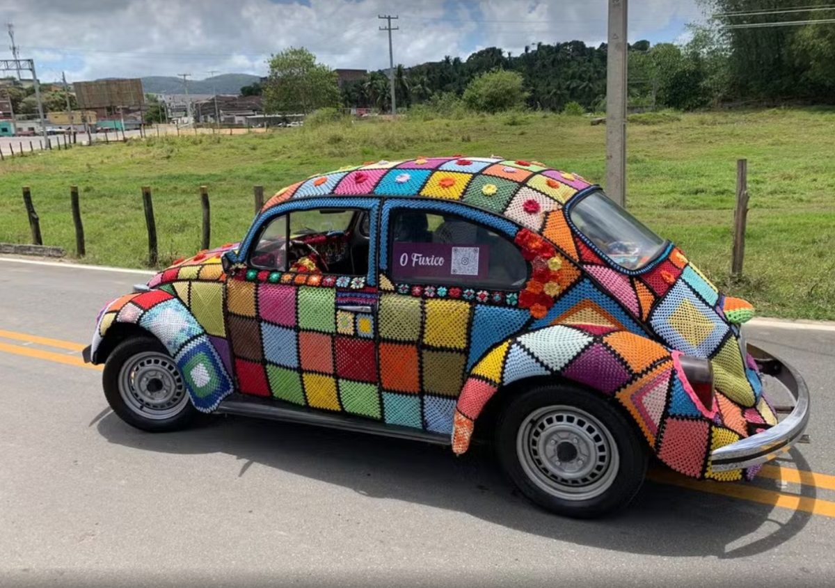 Fusca “de crochê” vira atração em exposição em SP