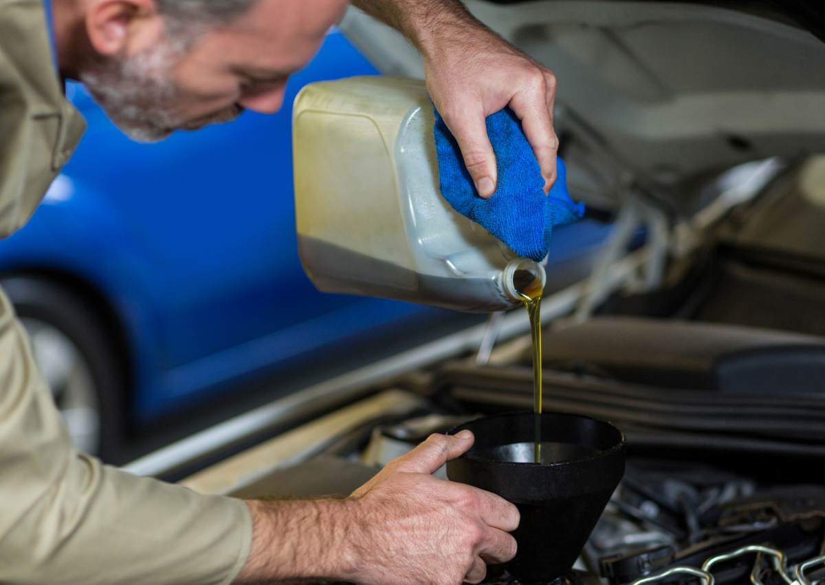 Demorar para trocar o óleo pode trazer danos irreversíveis para o carro - Foto: Freepik