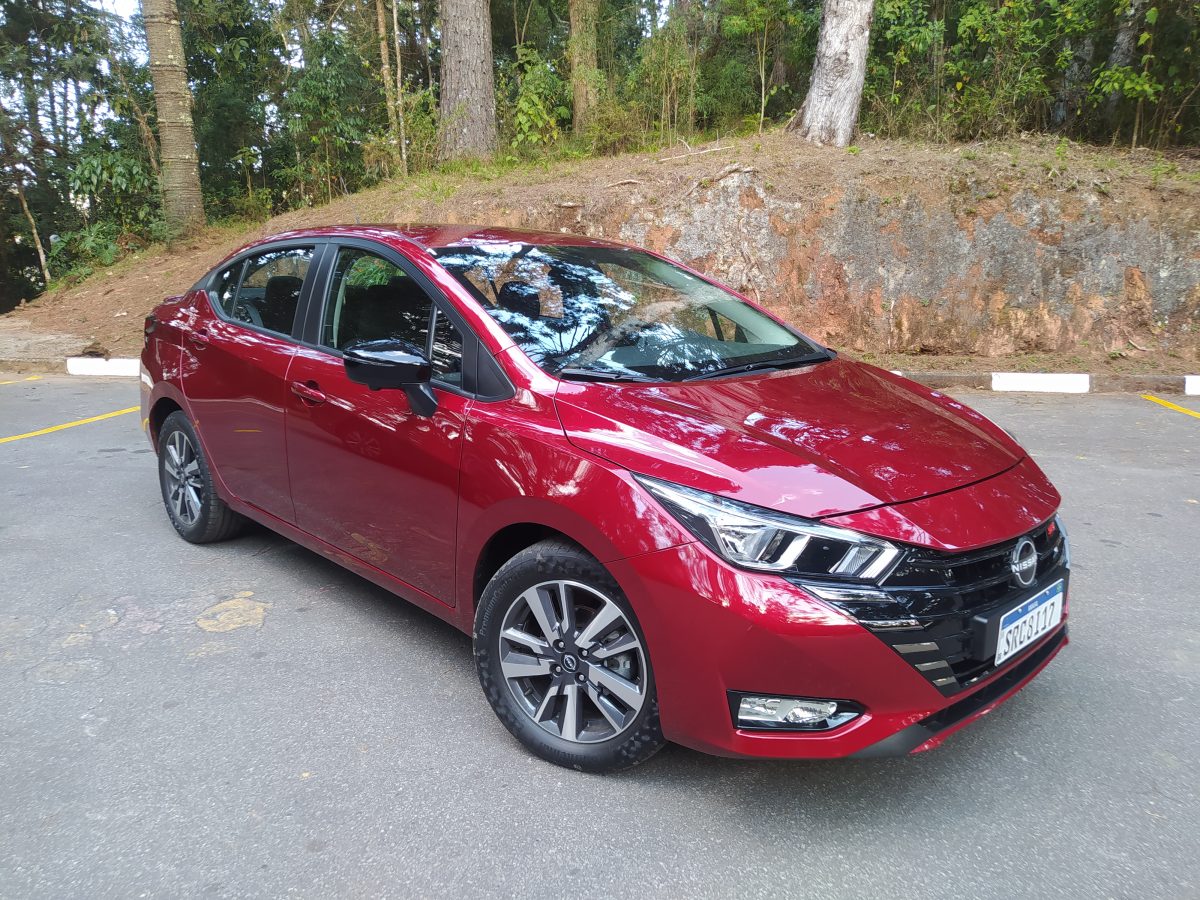 Teste: Nissan Versa SR 2025 chega para dobrar a aposta da marca nos sedãs