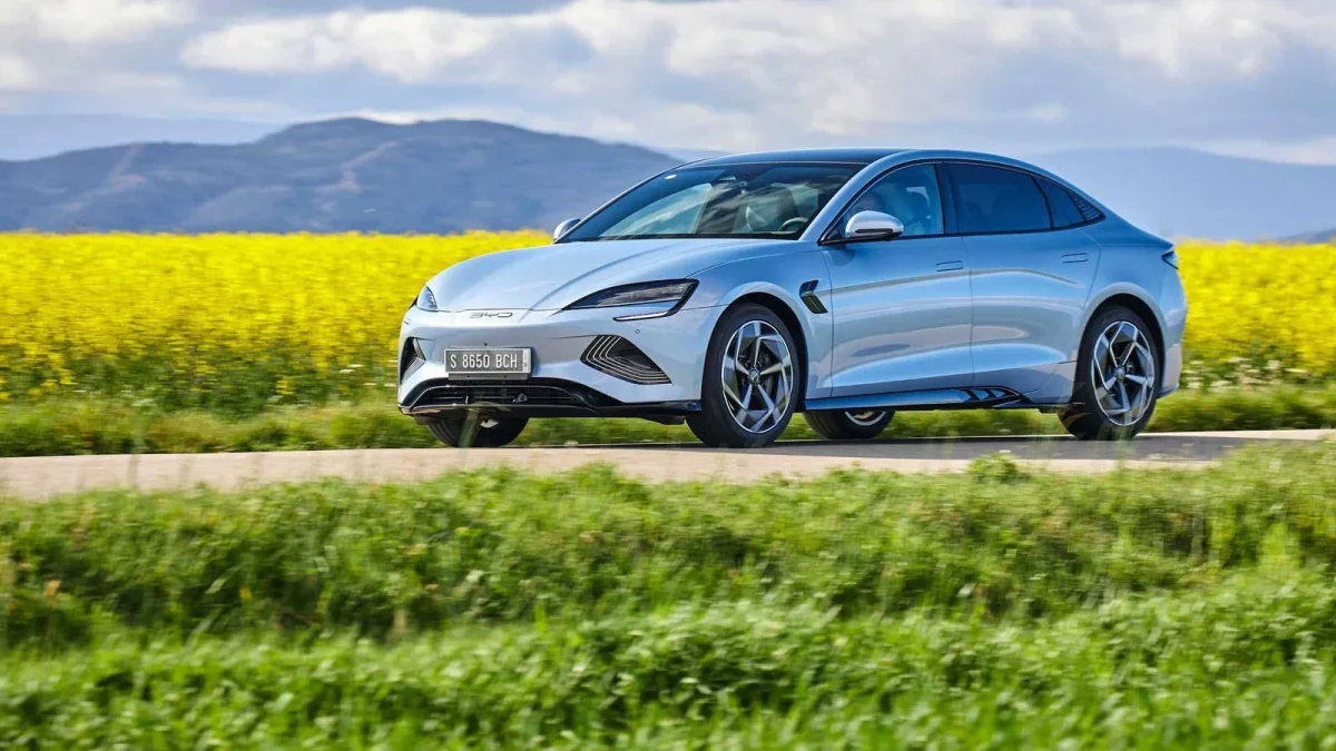 Sedã esportivo da BYD faz de 0 a 100 km/h em menos de 4 segundos e tem preço camarada