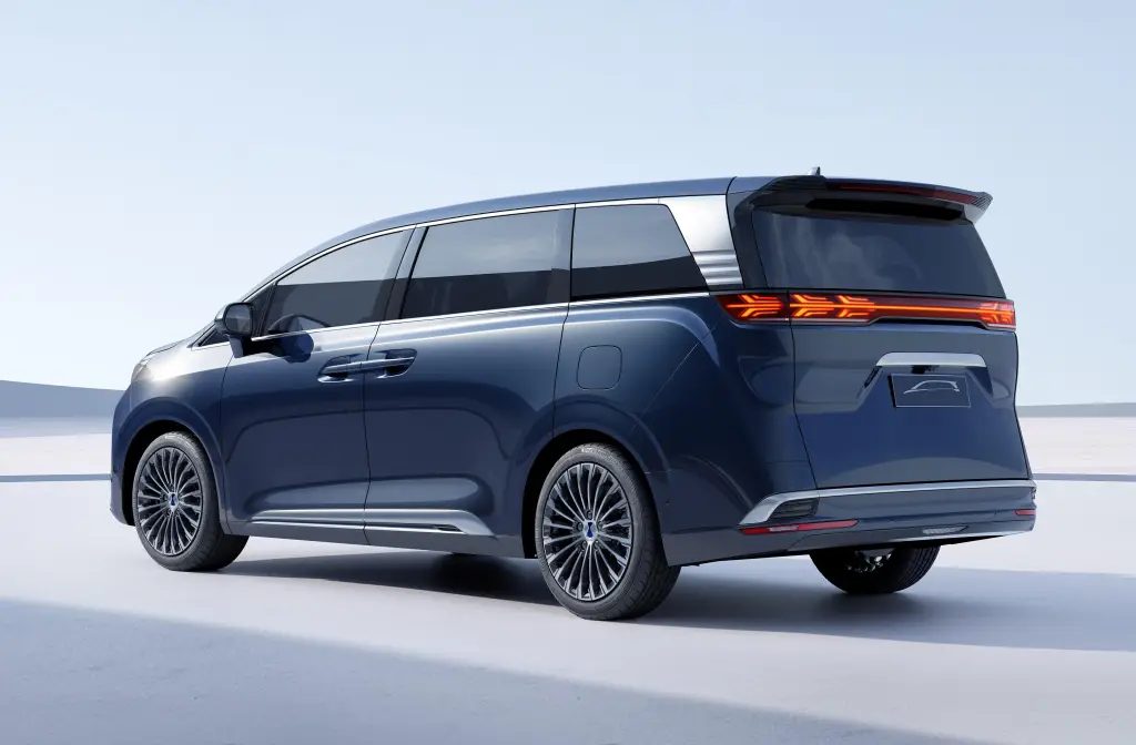 BYD tem minivan de luxo que compete com a Kia Carnival: qual é a melhor?