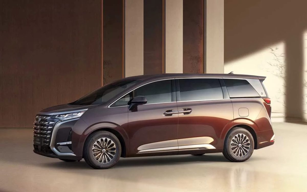 BYD tem minivan de luxo que compete com a Kia Carnival: qual é a melhor?