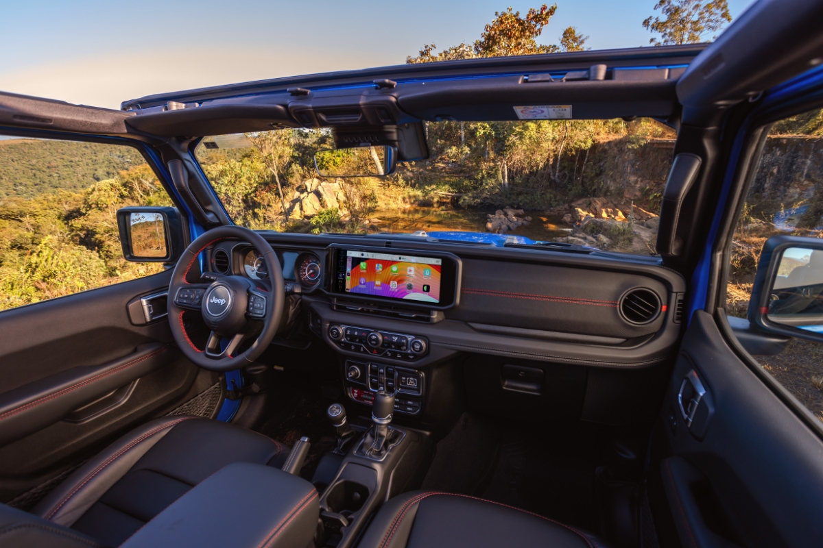 Interior do Jeep Wrangler Rubicom ganhou uma tela ainda maior - Foto: divulgação