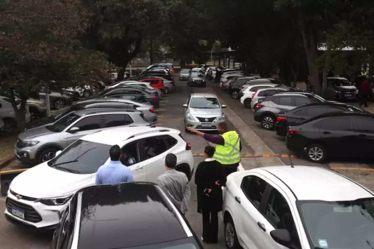 Motoristas de app agora passam a ser cobrados por permanência extra no aeroporto de Congonhas ( a partir de R$ 45)