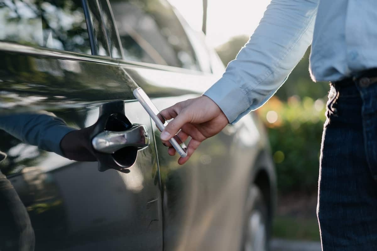 Chave digital da BYD permite destravar o carro pelo celular: veja como funciona