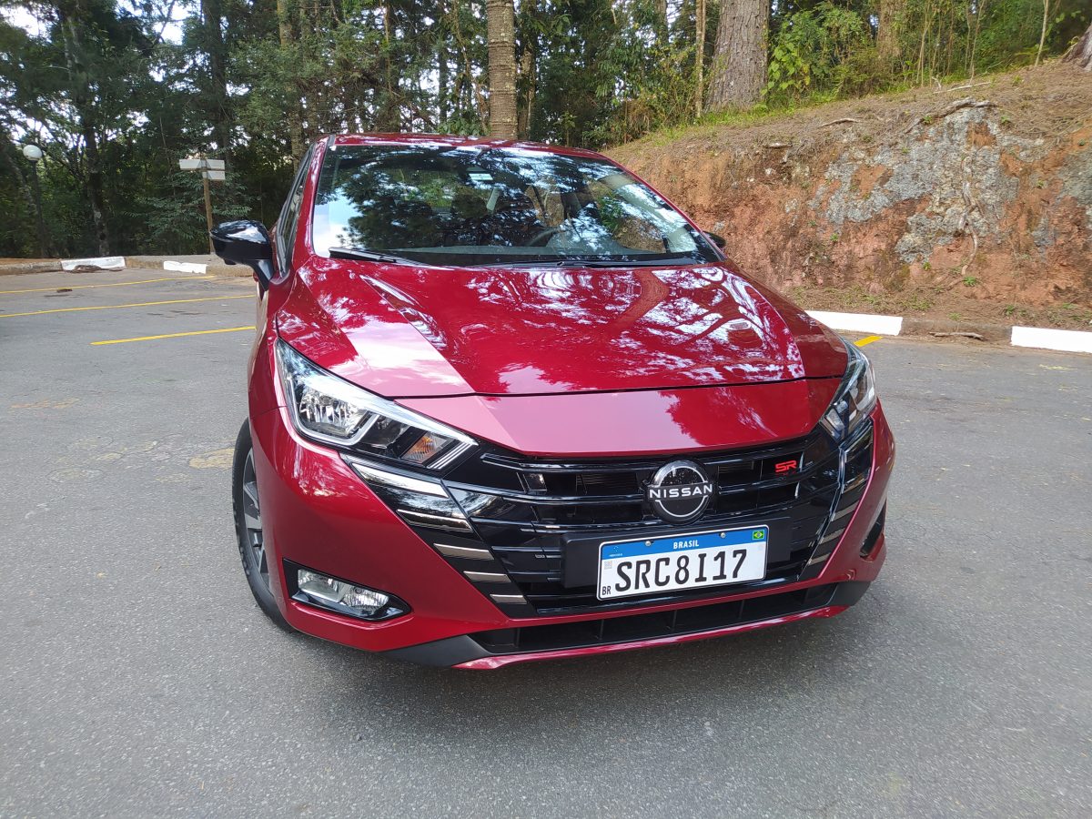 Teste: Nissan Versa SR 2025 chega para dobrar a aposta da marca nos sedãs 