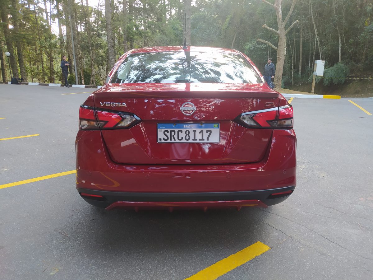 Teste: Nissan Versa SR 2025 chega para dobrar a aposta da marca nos sedãs 