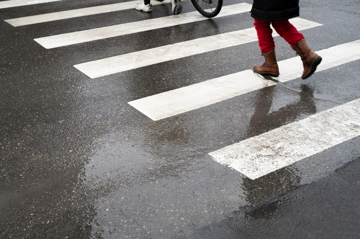 Leis de trânsito para pedestres e ciclistas que poucos conhecem: tem até multa