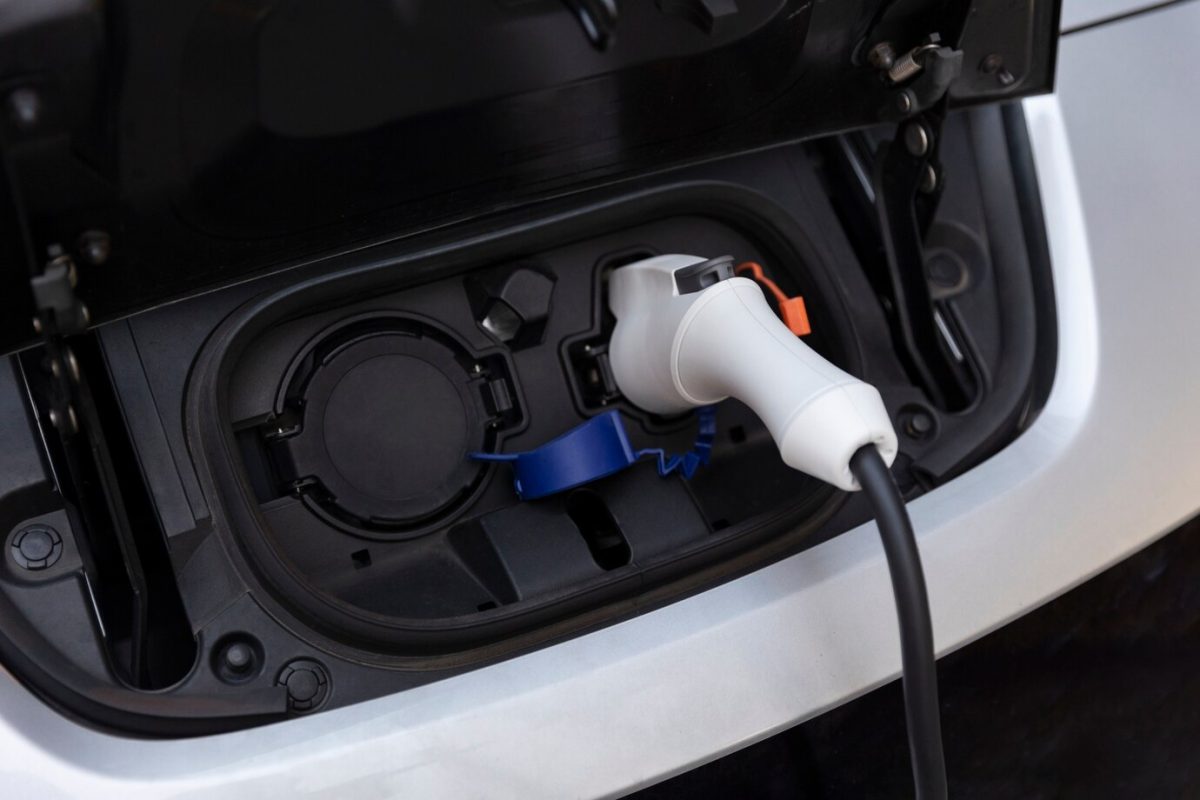 Novo lançamento promete acabar com grande problema dos carros elétricos