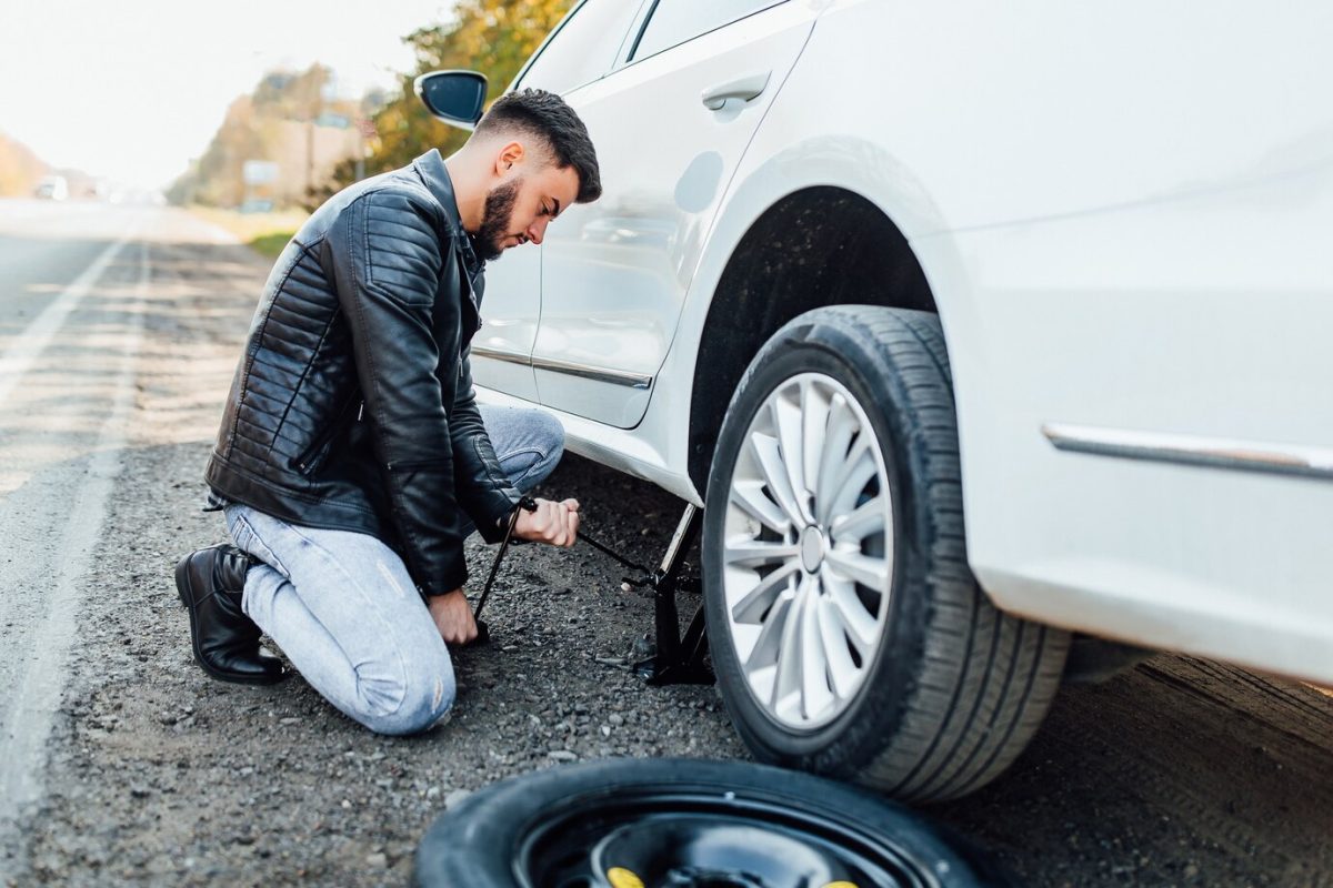 Como trocar o pneu furado do carro