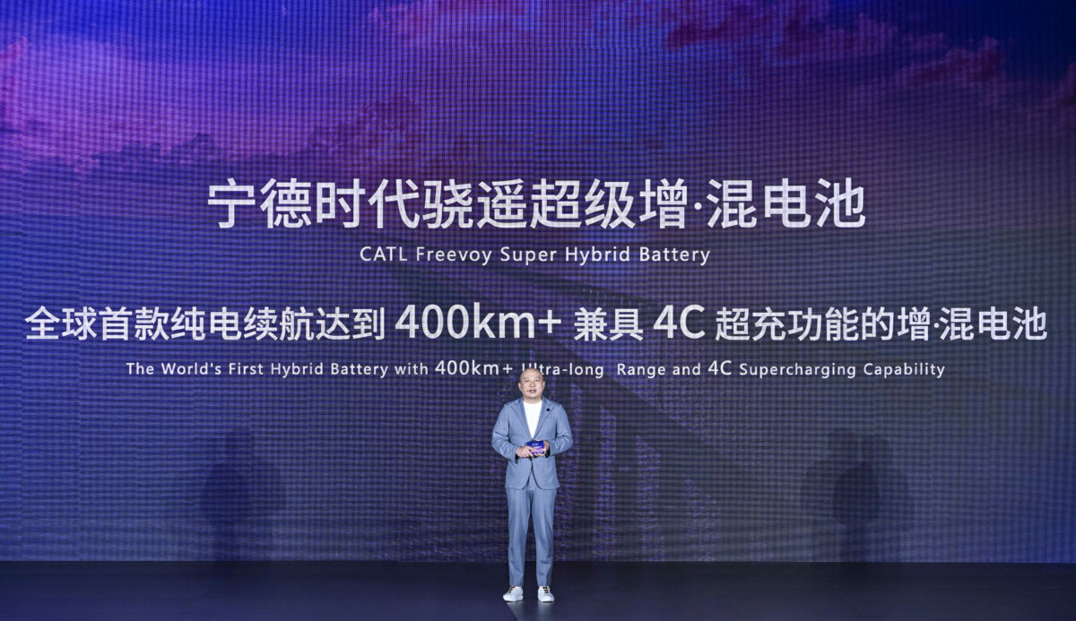 Gao Huan, CTO da China E-car Business da CATL apresentando a nova bateria de 400 km de autonomia