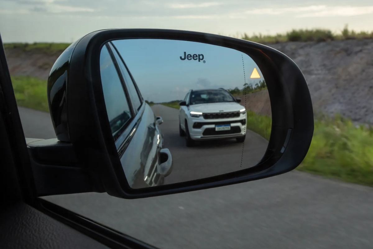 Monitoramento de ponto cego é um dos recursos de segurança do Jeep Compass Sport T270 – Foto: divulgação