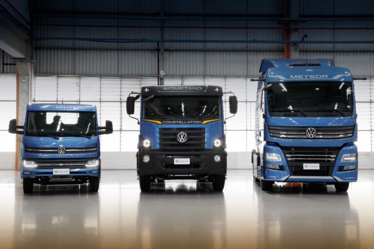 Três caminhões da Volkswagen