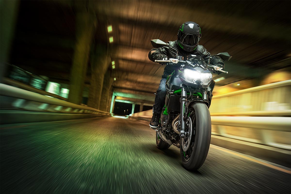 Kawasaki Z650 2025 se destaca pela segurança e alto desempenho