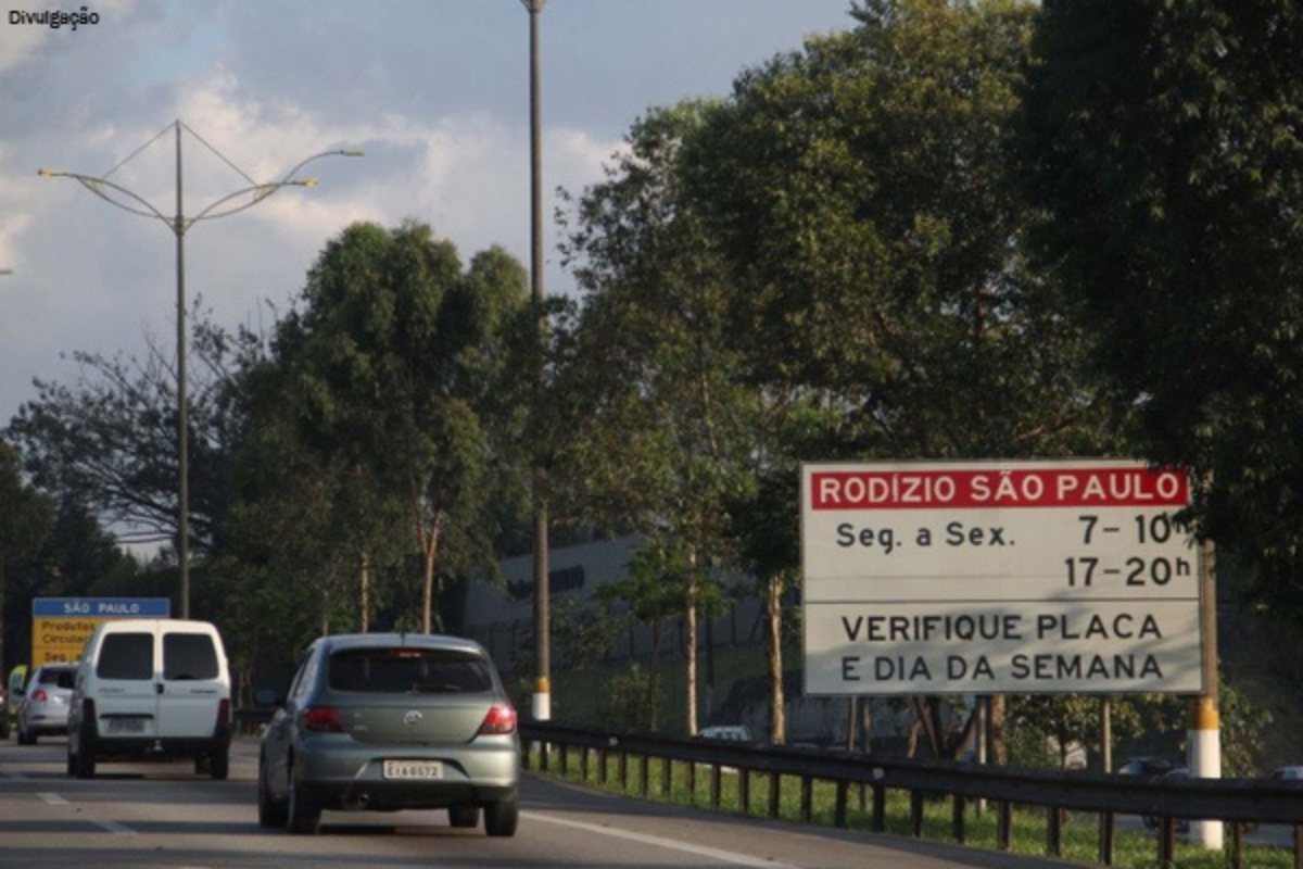 Placa alerta sobre rodízio de carros em SP – Foto: divulgação