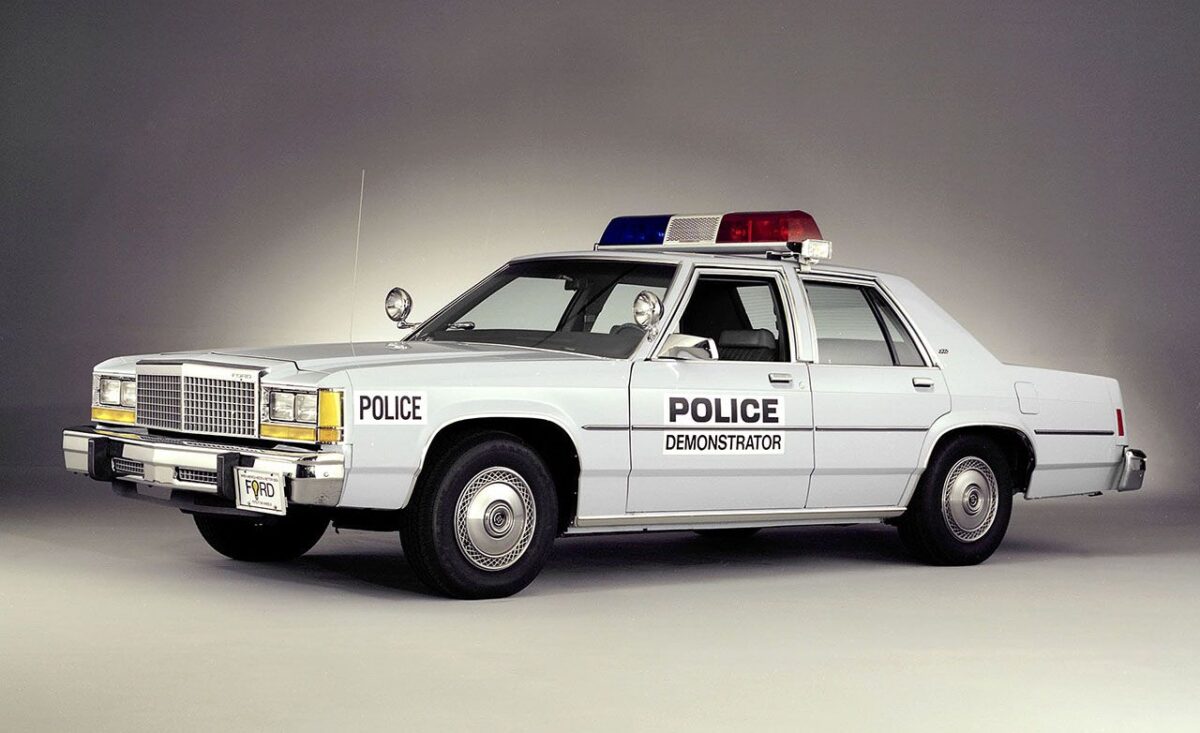 Ford Crown Victoria – Foto: Reprodução