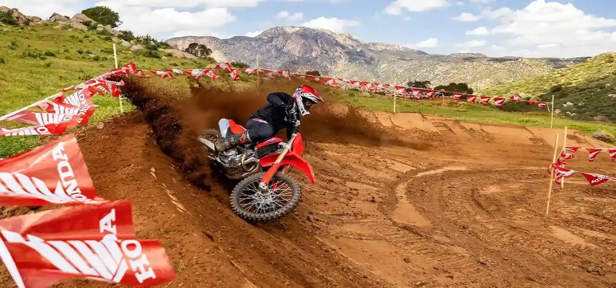 Honda CRF 250R 2025: potência e confiabilidade