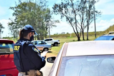 PRF restringe veículos de carga com mais de 19,8 m em trechos de pista simples de BRs no dia 25/10, das 7h às 18h, com multa de R$ 130,16 e 4 pontos pelo art. 187 do CTB