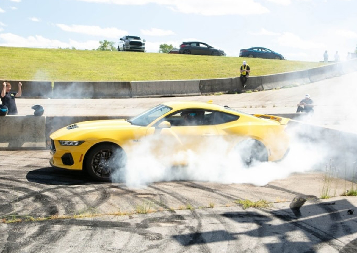 Novo vídeo revela detalhes do Ford Mustang manual que será lançado em 2025