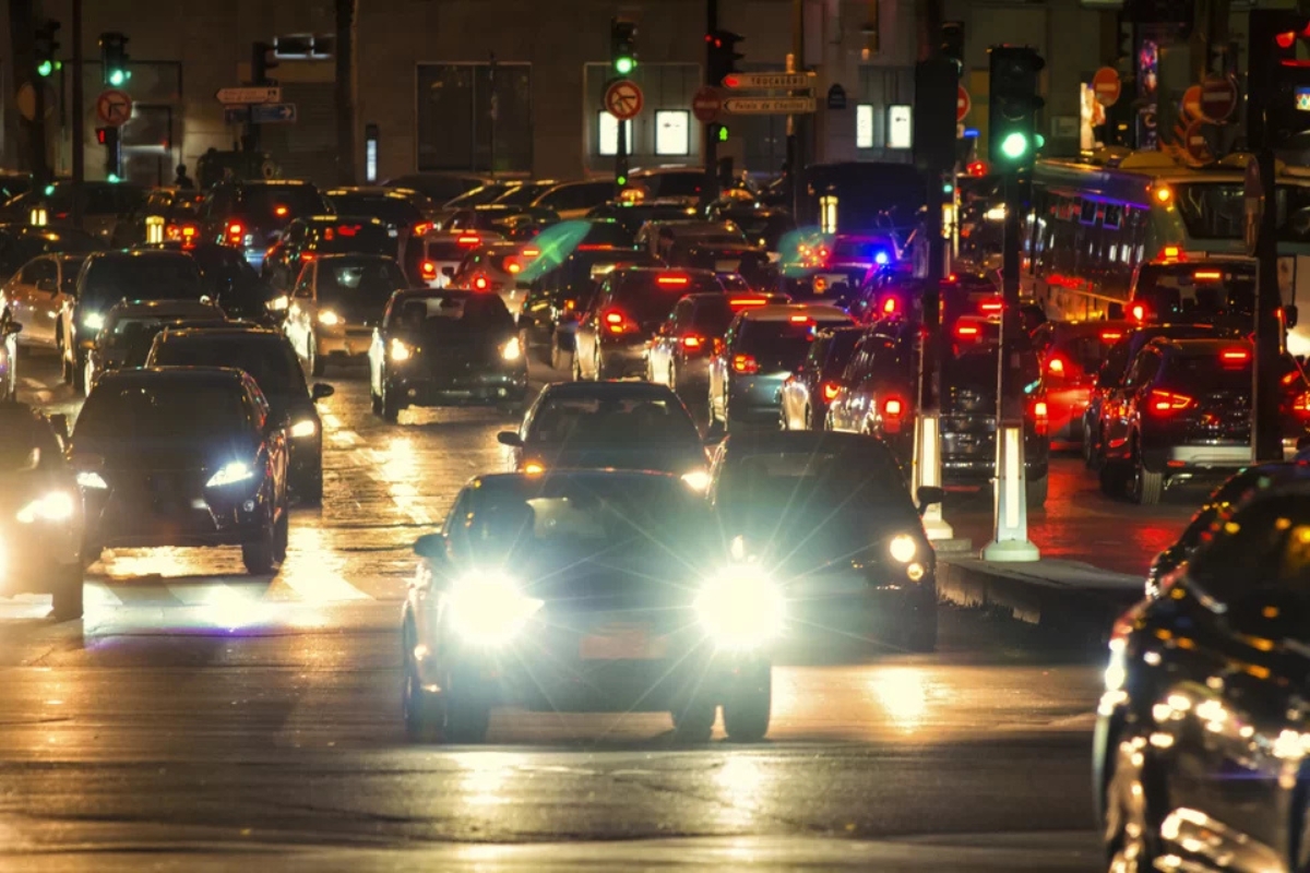 Nova Lei do Farol vai te fazer trocar faróis do carro em 2027