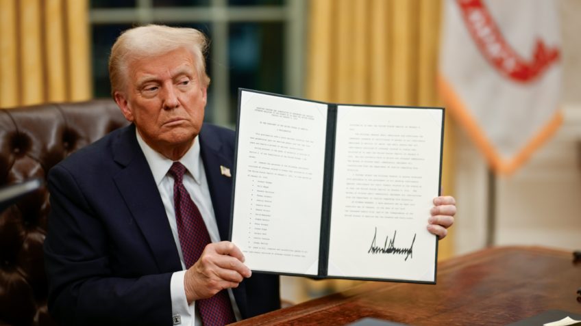 Após revogar decretos, Trump quer taxar em 25% as importações de carros do México e do Canadá — Foto: Getty Images