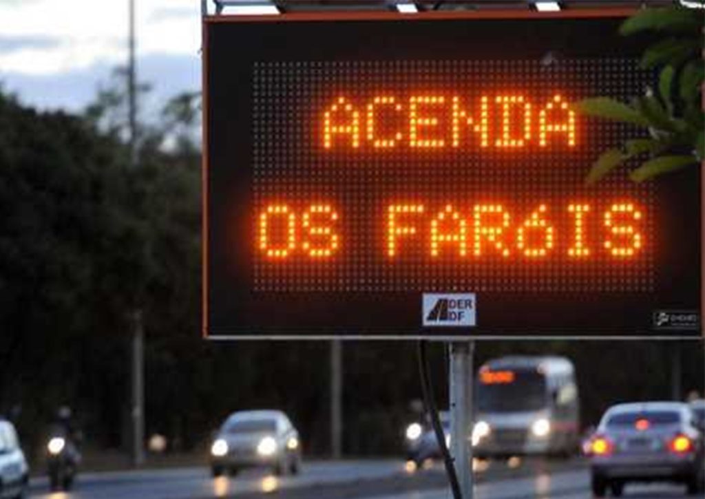 Lei do Farol já está rendendo multa de R$ R$ 130,16 + 4 pontos na CNH a partir de 2025