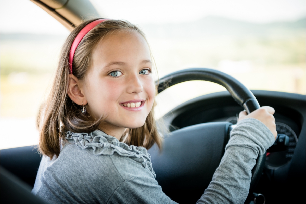 Criança de 10 anos dirige carro sozinha: qual é a multa?