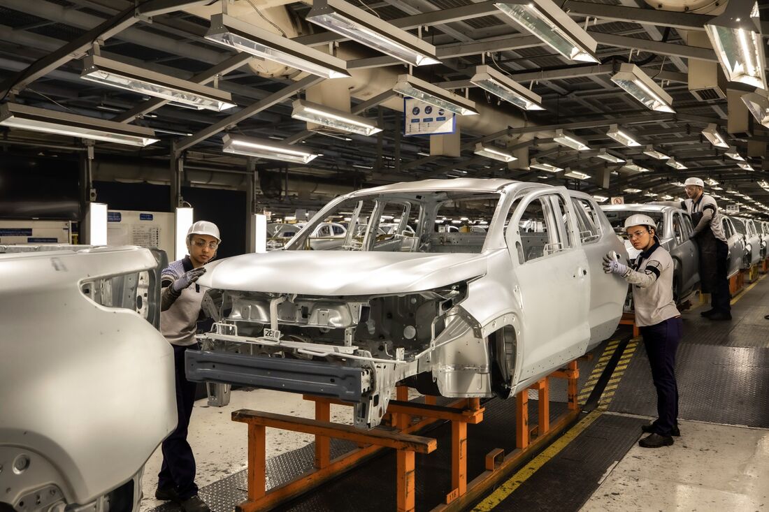 Dona da Fiat anuncia 1.500 vagas de emprego em fábrica no Brasil para produzir carros híbridos