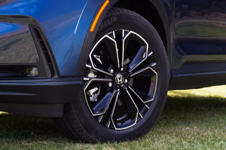 Foco na roda do Honda Civic híbrido