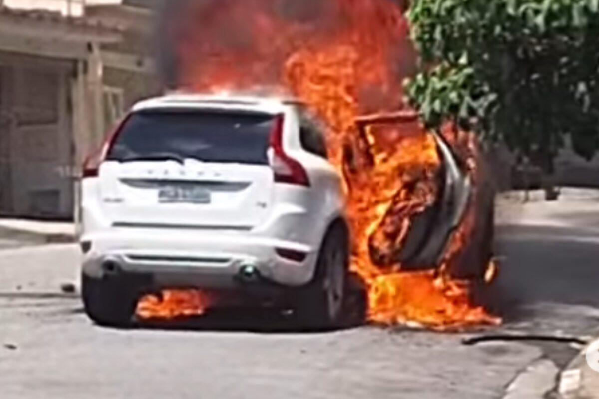 Carro elétrico da Volvo pega fogo durante recarga; como evitar?