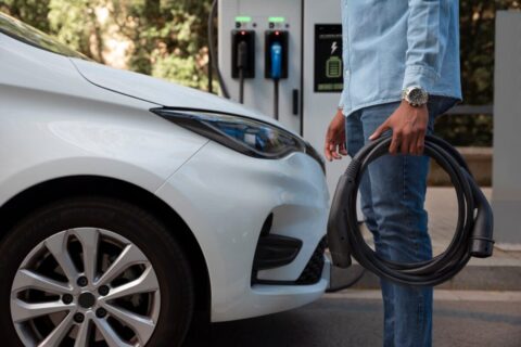 Vai comprar um carro elétrico? Listamos quais os mais vendidos no primeiro semestre de 2025