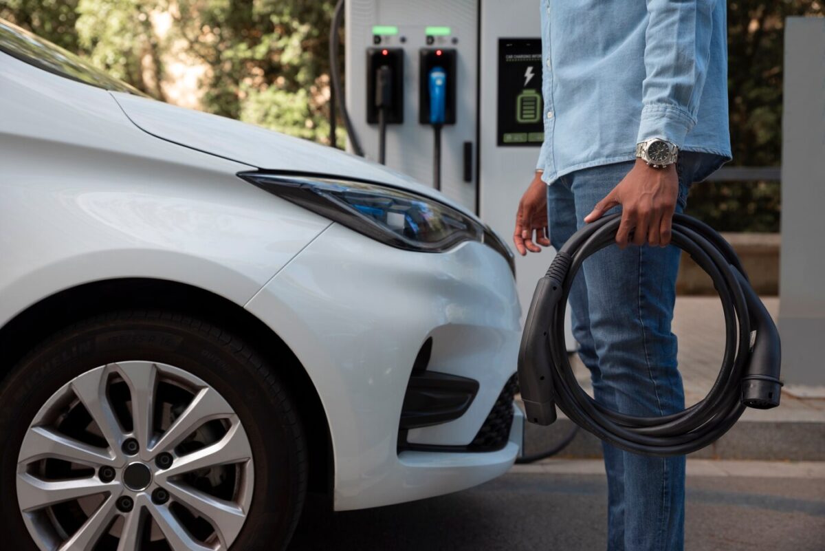 Trump volta atrás e suspende programa que visava garantir carregadores para carros elétricos nas estradas