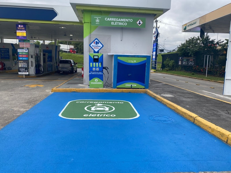 Carrefour começa a oferecer carregamento para carros elétricos em postos de combustível