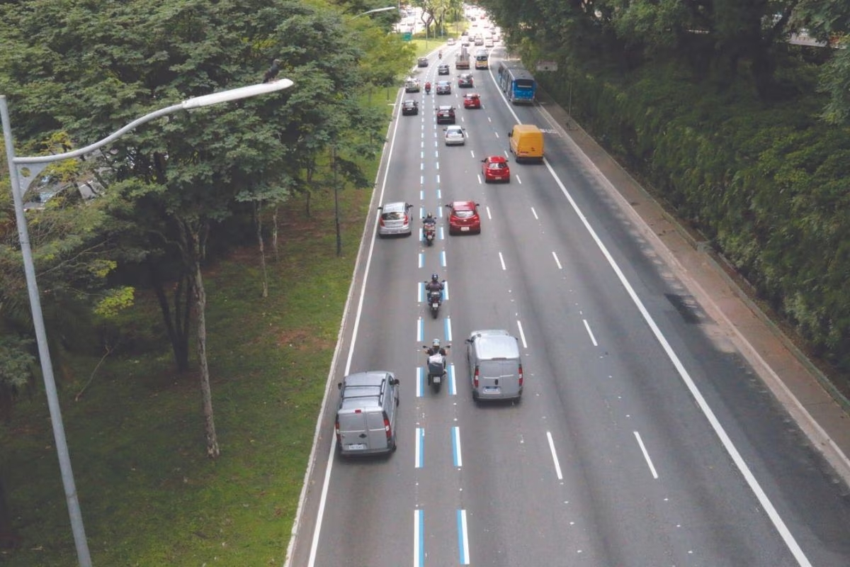 Faixa Azul reduziu em mais de 40% o número de acidentes fatais com motociclistas - Foto: Divulgação/ CET