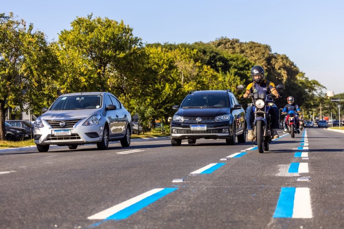 Faixa azul para motos é testada em novas cidades