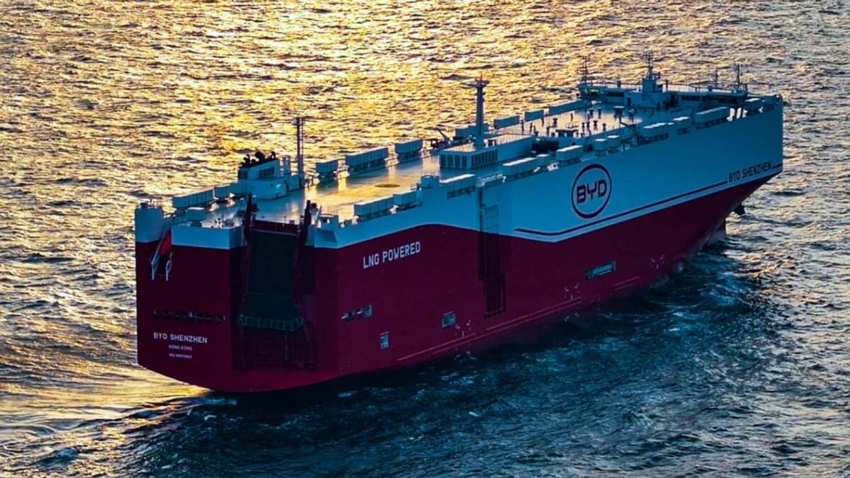 Navio da BYD traz mais de 7 mil carros elétricos para o Brasil