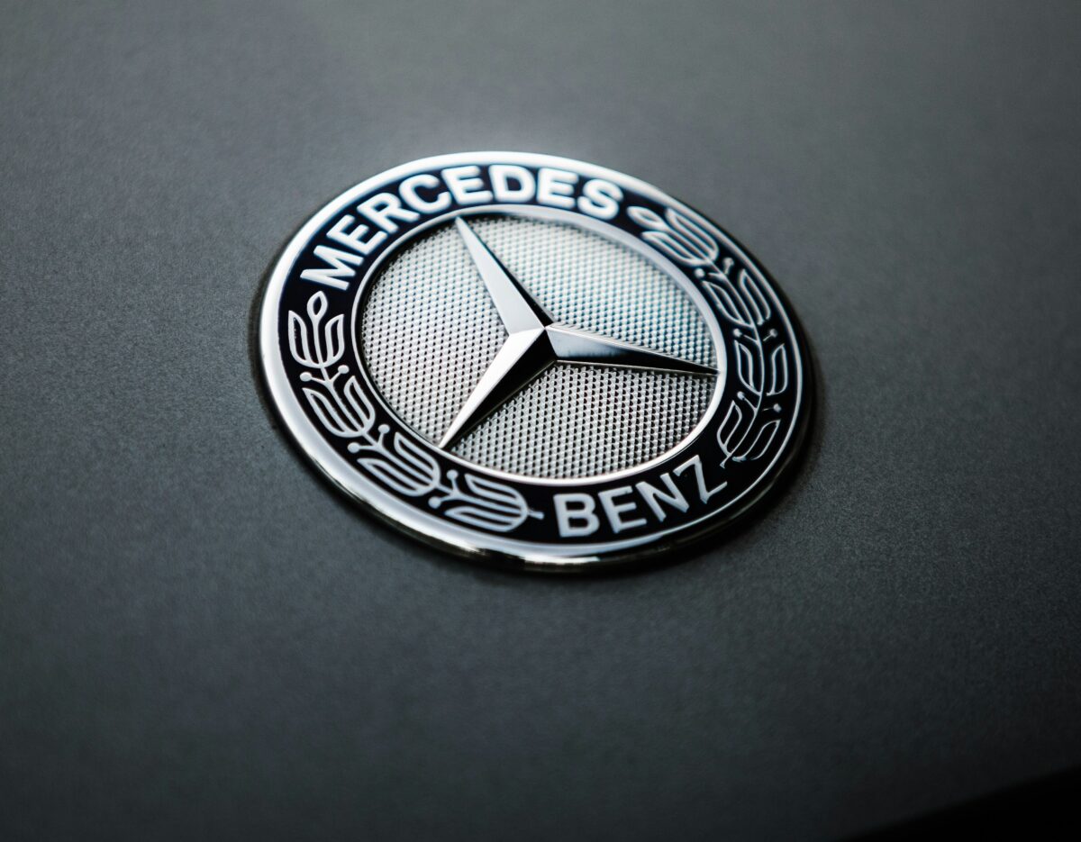 Mercedes testa tinta que pode gerar até 20 mil km de autonomia para carros elétricos