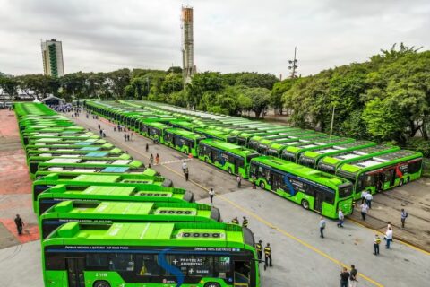 Ônibus elétricos crescem 70% enquanto urbanos a diesel caem 25%; mercado pode fechar 2026 em 19,5 mil