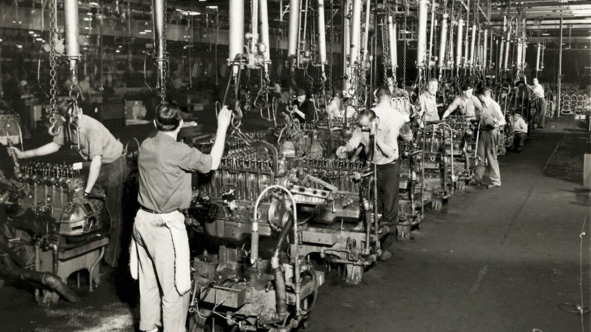 Trabalhadores na Tonawanda Engine montando motores de seis cilindros, por volta de 1938 - Foto: Divulgação