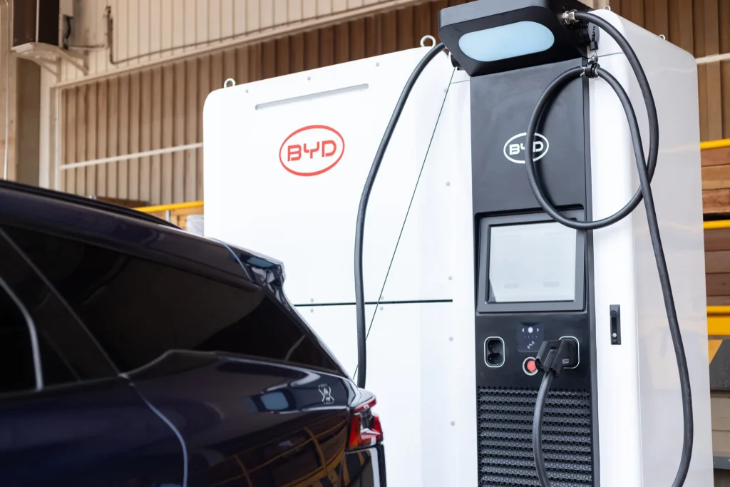 BYD vai ampliar frota de carregadores rápidos de carros elétricos no Brasil - foto: BYD Recharge
