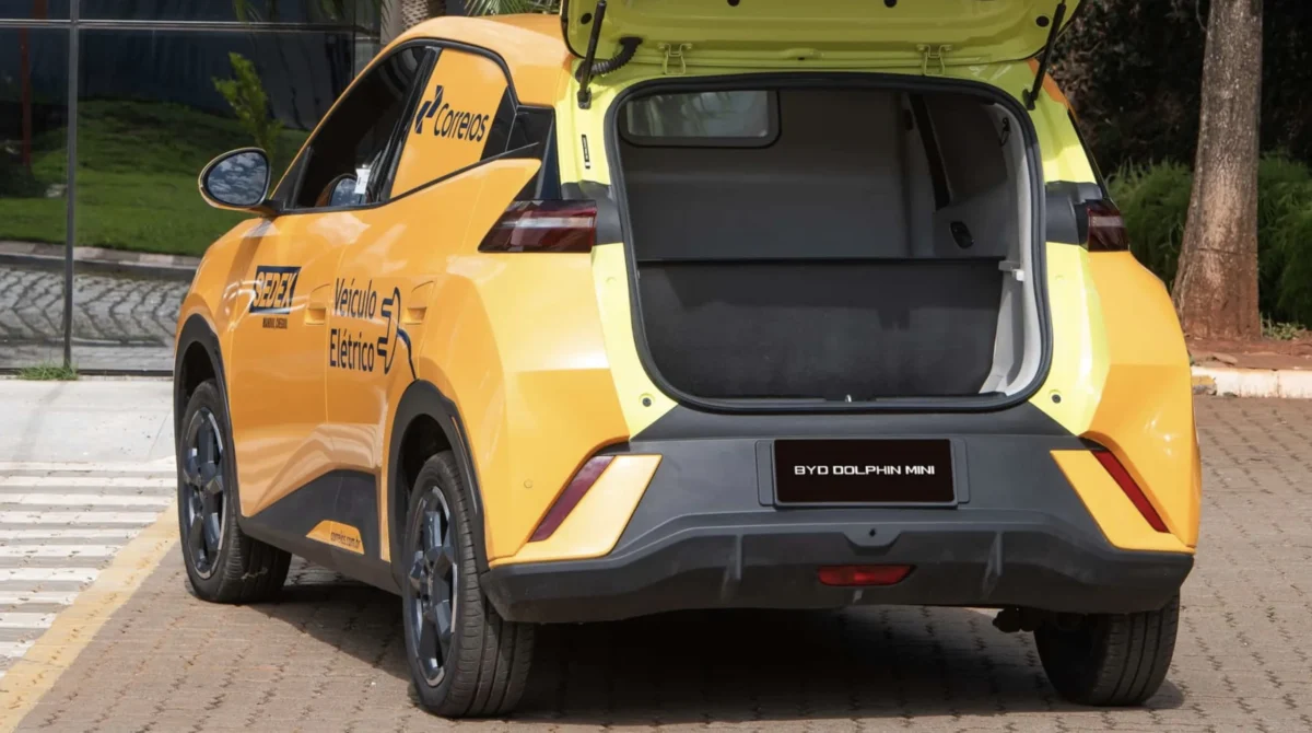 Correios passam a usar carros da BYD para fazer entregas